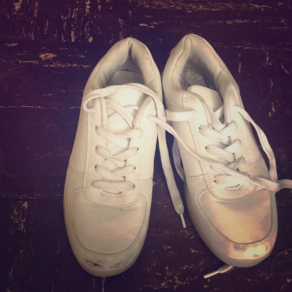 WHITE SNEAKERS